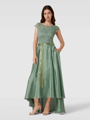 Sukienka wieczorowa z koronkowym obszyciem Swing