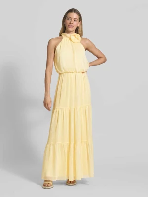 Sukienka wieczorowa z kwiatową aplikacją Swing