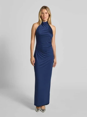 Sukienka wieczorowa ze stójką i zapięciem na guziki z tyłu Swing