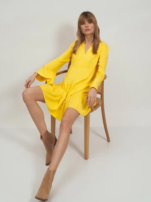 Sukienka wiskozowa z falbaną w kolorze żółtym Merg