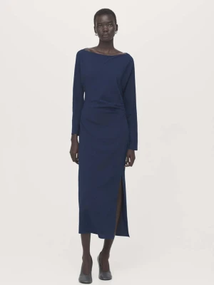 Sukienka z dekoltem łódką z marszczeniami granatowy - Kobieta - - MANGO