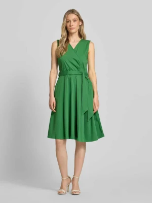 Sukienka z dekoltem w serek w kopertowym stylu MORE & MORE