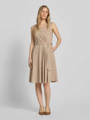 Sukienka z dekoltem w serek w kopertowym stylu MORE & MORE