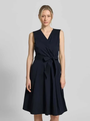 Sukienka z dekoltem w serek w kopertowym stylu MORE & MORE