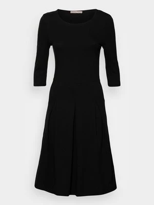 Sukienka z dżerseju Anna Field