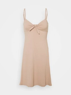 Sukienka z dżerseju Glamorous Petite