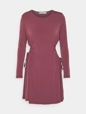 Sukienka z dżerseju Glamorous Petite