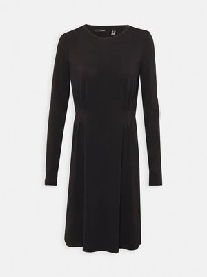 Sukienka z dżerseju Vero Moda Tall
