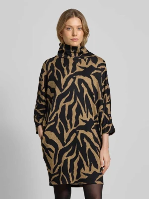 Sukienka z dzianiny o kroju relaxed fit z szerokim golfem Apricot
