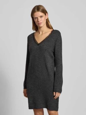 Sukienka z dzianiny taliowana z dekoltem w serek model ‘TAMMY’ Only