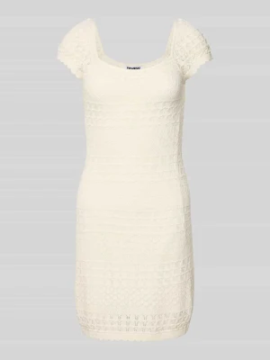 Sukienka z dzianiny z fakturowanym wzorem i falistym brzegiem REVIEW