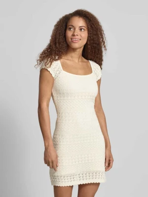 Sukienka z dzianiny z fakturowanym wzorem i falistym brzegiem REVIEW