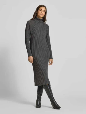 Sukienka z dzianiny z golfem model ‘MAVI’ YAS