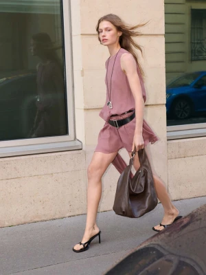 Sukienka z falbanami i asymetrycznym rękawem blady róż - Kobieta - - MANGO