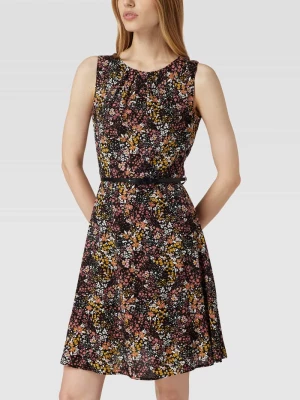 Sukienka z kwiatowym wzorem na całej powierzchni montego