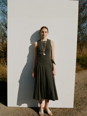 Sukienka z lyocellu z chustą khaki - Kobieta - - MANGO