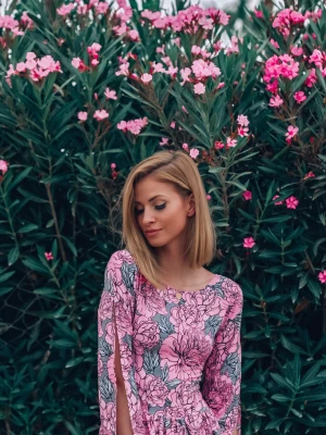 Sukienka z pękniętym rękawem Maxi Grace XS