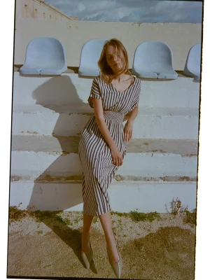 Sukienka z wiskozy w paski granatowa Moodo