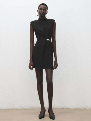 Sukienka z wycięciem i metalową ozdobą czarny - Kobieta - - MANGO