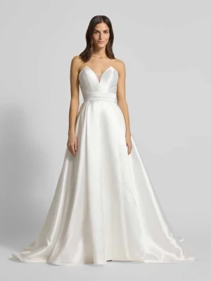 Suknia ślubna z detalami z koronki luxuar