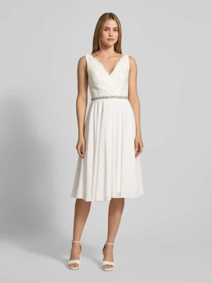 Suknia ślubna z kwiatową koronką i ozdobnymi kamieniami Mascara