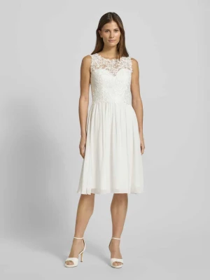 Suknia ślubna z kwiatową koronką Mascara