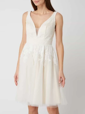 Suknia ślubna z kwiatowymi haftami luxuar