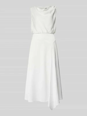 Suknia ślubna z lejącym dekoltem Swing