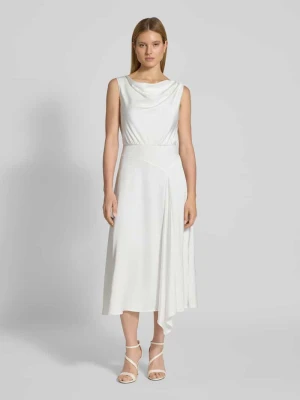 Suknia ślubna z lejącym dekoltem Swing