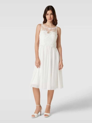 Suknia ślubna z ozdobnym obszyciem Laona