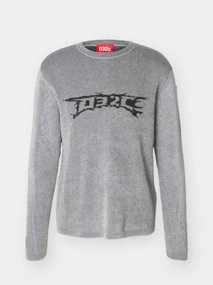 Sweter 032c