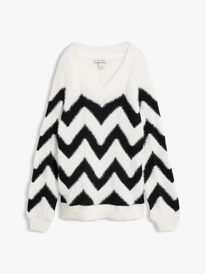 Sweter oversize z dekoltem w serek BonPrix biały