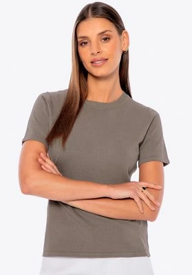 Sweter damski na krótki rękaw z wiskozy i nylonu ciemny beż Wittchen