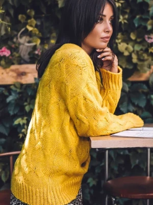 Sweter damski wełniany luźny fason ciepły puszysty żółty Sukienki.shop