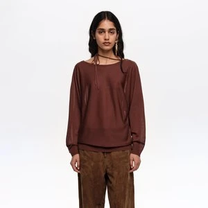 Sweter dekolt łódka wiązanie na krzyż brązowy BIMBA Y LOLA