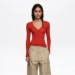 Sweter dopasowany prążkowany czerwony BIMBA Y LOLA