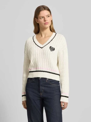 Sweter dzianinowy z warkoczowym splotem i dekoltem w serek model 'MAKI' Noisy May