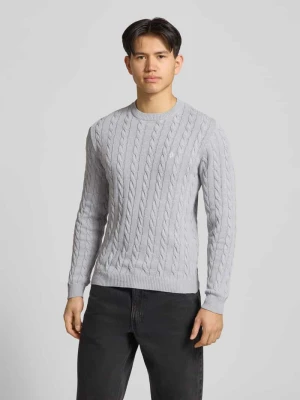 Sweter dzianinowy z warkoczowym wzorem i haftowanym logo REVIEW