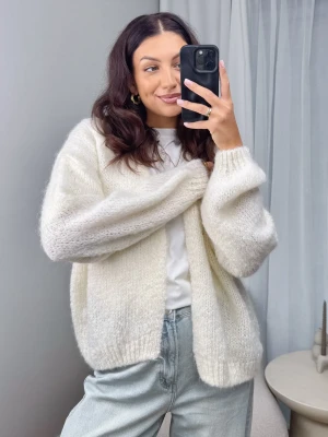 Sweter Kremowy Cardi ClothStore