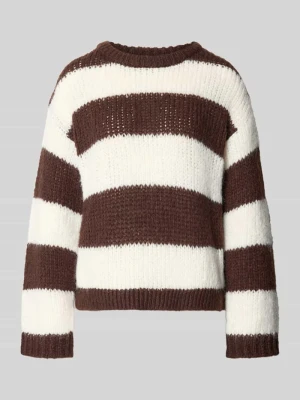 sweter krój regular fit w dwukolorowym wyglądzie model 'DORTHEA' Pieces Ciemnobrązowy