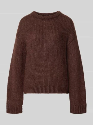 sweter krój regular fit w dwukolorowym wyglądzie model 'DORTHEA' Pieces Ciemnobrązowy