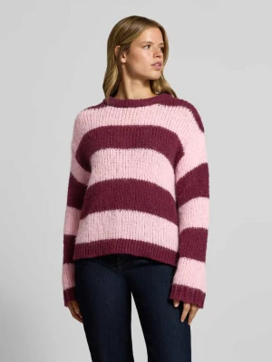 sweter krój regular fit w dwukolorowym wyglądzie model 'DORTHEA' Pieces Różowy