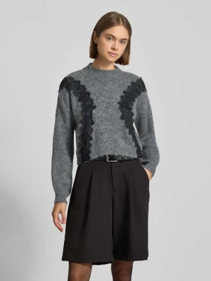 Sweter krótki z dzianiny z obszyciem koronką model ‘SUTTON’ Noisy May