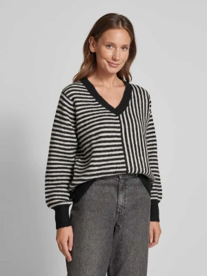 Sweter o kroju comfort fit z dzianiny ze wzorem w poprzeczne paski model ‘URANUS’ Vero Moda