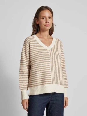 Sweter o kroju comfort fit z dzianiny ze wzorem w poprzeczne paski model ‘URANUS’ Vero Moda