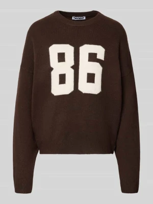 Sweter o kroju regular fit w dzianinowym wyglądzie REVIEW Ciemnobrązowy