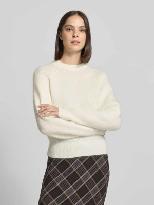 sweter o kroju regular fit z krojem krótkim model 'SLWMIRA' Selected Złamany biały