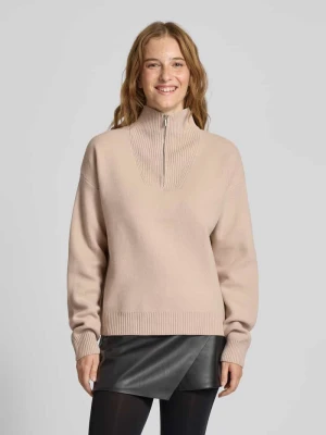 Sweter o kroju regular fit z zapinanym kołnierzem model ‘OREE’ Pieces