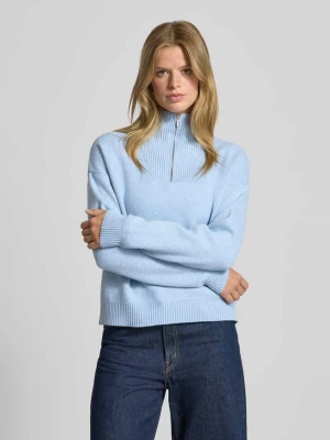 Sweter o kroju regular fit z zapinanym kołnierzem model ‘OREE’ Pieces