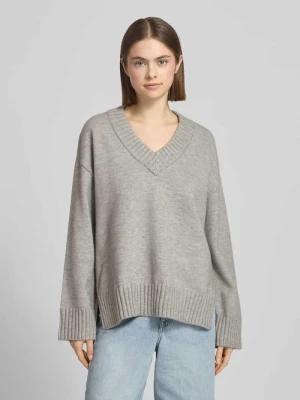 Sweter o kroju relaxed fit w imitacji dzianiny z dekoltem w serek Gina Tricot